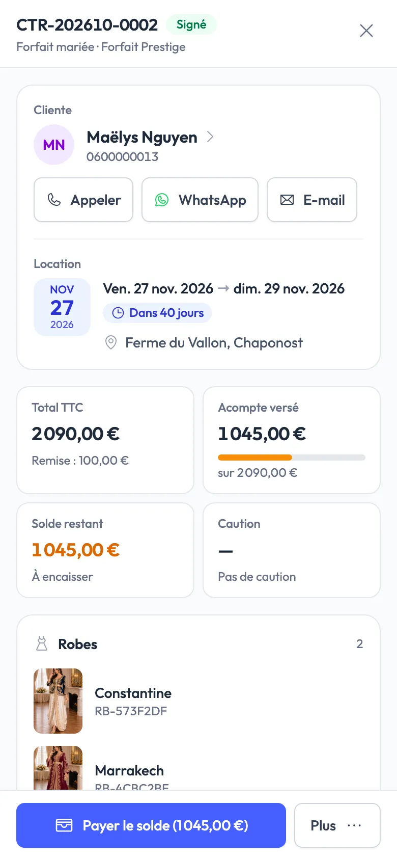 Détail d'un contrat signé sur téléphone : acompte versé, solde restant, tenues réservées